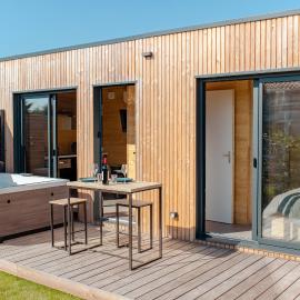 Bressols में, होटल Les Laponyas I Chalets climatisés avec jacuzzi privatif