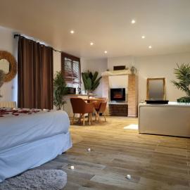 Evasion Romantique love room jacuzzi jardin privé près de Paris, khách sạn ở Saint-Prix