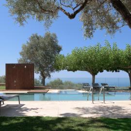TheTree Villa, with Heated Pool & Spa Whirlpool, By ThinkVilla، فندق في Gállos