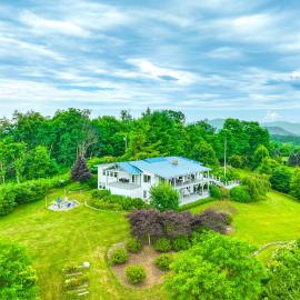 Near Hiking Trails: Luxe Canton Getaway w/ Grill, hotel en Canton