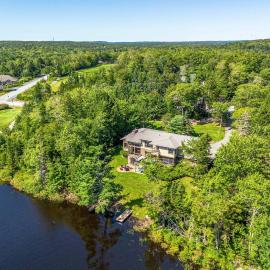 Serene modern Lakehouse on Golf Course、Lower Sackvilleのホテル