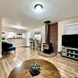 Wine Country Retreat Rolling Hill Views Private Trails، فندق في Somerset