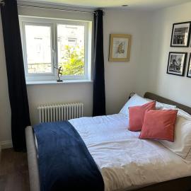 Best rated in Barnsley- apartment sleeps 4 & 5 minute walk to town centre، فندق في بارنسلي