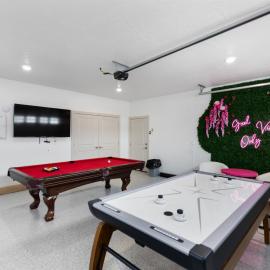 NEW 3bd, 2.5 bath w Game room lounge, Hot tub, pool, fire pit, and more