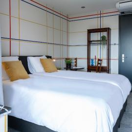 Modern Hotel Central Tilburg, Balcony & Kitchen: Tilburg'da bir otel
