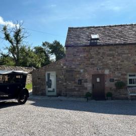 Barn-Sleeps 4-Parking-Near Alton Towers Peak Dist, hotel in Waterfall