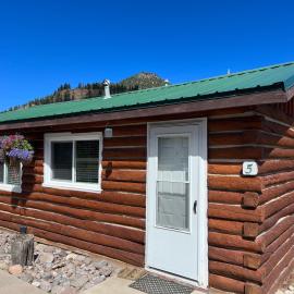 Cozy cabin #5 at Aspen Ridge Cabins
