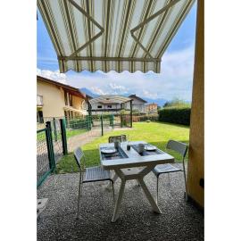 Apartment with garden and garage Dongo - Larihome A28, hotelli kohteessa Dongo