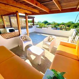 Modern Condo with a Rooftop Patio, hotel a Liberia