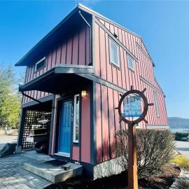 Sheringham Townhouse - Pet Friendly Sooke Rental, hotel a Sooke