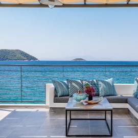 By the sea, hotel Néo Klímában
