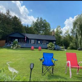Sunrise net cottage, hotel in Kawartha Lakes