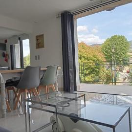 Maison individuelle plein centre avec jardin ,au pied du Mont Ventoux