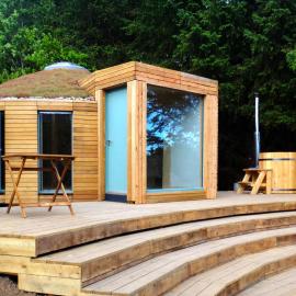 Otter - Eco Bothy with Hot Tub, hotel in Castle Douglas