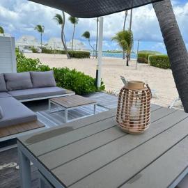 White Sand, Splendid 1 bedroom beachfront, Nettle Bay Beach Club, hotel in Baie Nettle