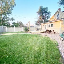 Dwntwn Custer Farmhouse on Main St with Hot Tub, hotel in Custer