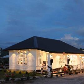 Piltik Homestay, hotel in Siborongborong
