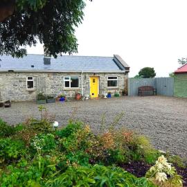 Charming Farmland Escape in the Heart of Ireland, hotel v destinácii Caltragh