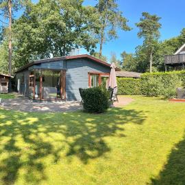 Dubbele chalet op recreatiepark Topparken op de Veluwe in Beekbergen met grote vrije tuin en eigen parkeerplaats, hotel di Beekbergen