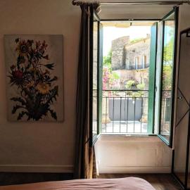 Gîte en face du Château de NIZAS, 4 chambres d'hôtes et 1 appartement familial avec 2 chambres, hotel v destinácii Nizas