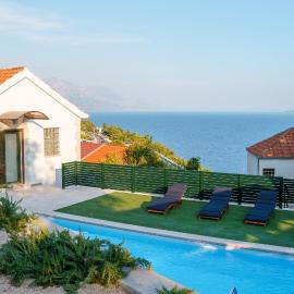 Holiday House Boban with Private Pool and Garage, Hotel in Mimice
