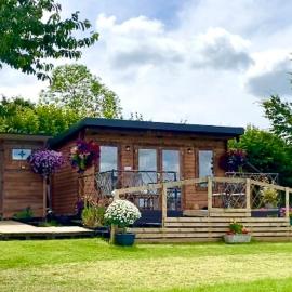 Cherry Tree Glamping Lodge, Hotel in Wellington
