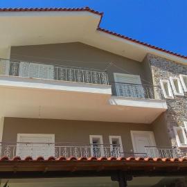 Maisonette by the beach, hotel in Agioi Apostoli