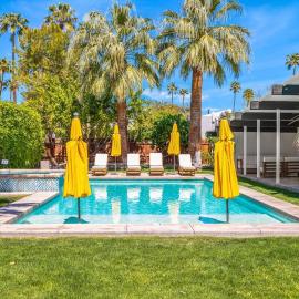 Mid-Century Home, 5-min to downtown, HUGE Pool & Spa