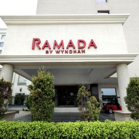 Ramada by Wyndham Lucknow Hotel and Convention Center, hotel v destinácii Lucknow