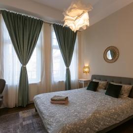 Central Charm - 2BR Apartment