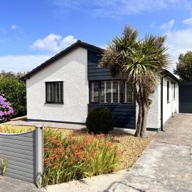 Stylish Dog Friendly Coastal Bungalow with garden