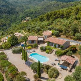 Villa La Genestière - Familienoase und Golfertraum mit Infinity-Pool und 180-Grad-Panoramablick bis zum Meer, hotell sihtkohas Seillans