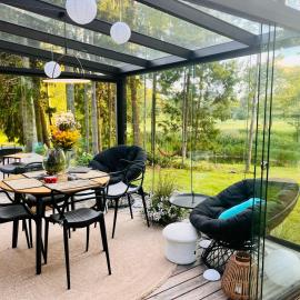 House and sauna where city comforts meet nature, готель у місті Aiaste
