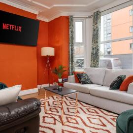Stunning 5 bedroom home Wirral Birkenhead Sleeps 9- Free Parking-5G Internet, hotell sihtkohas Birkenhead