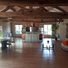 Maison type loft au coeur du village, hotel v destinaci Simorre