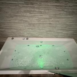 Southgate Luxury Apartments-Jaquzzi Bath-Private Parking- suitable for contractors, Hotel in Elland