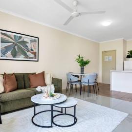 Luxury Retreat in Cairns with Pool, hotel in Cairns