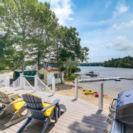 Plymouth Getaway w/ Private Lake Beach + Kayaks!, hotel en Plymouth