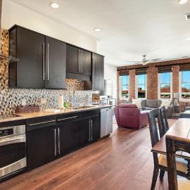 Corner View Broughton St Condo with Elevator and Reserved Parking, hotell sihtkohas Savannah