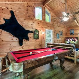A Top Notch Lodge Cozy Cabin 3 Miles to Downtown Gatlinburg, hotel in Gatlinburg