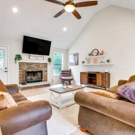 Game Room & Peaceful Deck: Dacula Family Home, hotelli kohteessa Dacula