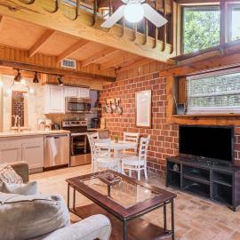 Riverfront Angler's Cabin in Fairhope w/ Deck!, hotell sihtkohas Fairhope