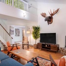 Renovated cabin w hot tub & deck, hotel u gradu 'Berkeley Springs'