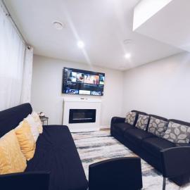 Cozy 2 Bedroom Suite, Queen Beds, Near the Airport