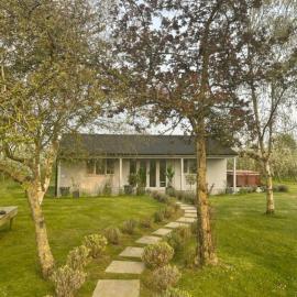 Orchard Retreat - Rural Cabin - Private Hot Tub!: Gloucester şehrinde bir otel