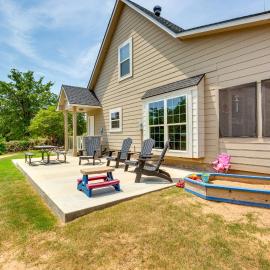 1/2 Mi to Lake Texoma: Home w/ Fire Pit & Grill!, hotel en Kingston