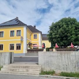 Gasthof Weidenauer- Gabi's Café: Emmersdorf an der Donau şehrinde bir otel