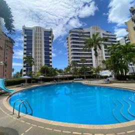 Apartamento en alquiler en la guaira con piscina: La Guaira şehrinde bir otel