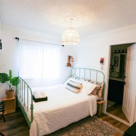 Chic Artistic Studio Suite Exceptional Luxury with private entry, Hotel in Richmond