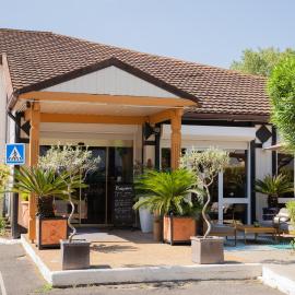 Brit Hotel Confort Nîmes Ouest - A9 sortie 25, hotel en Nimes